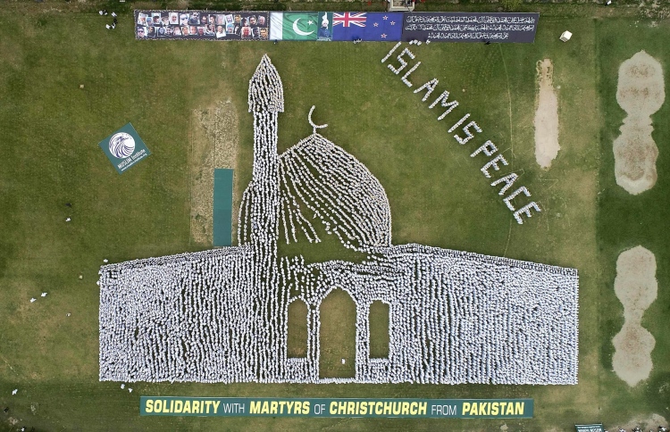 އެތައް ހާސްބަޔަކު އެކުވެގެން ކްރައިސްޗާޗް މިސްކިތުގެ ތަސްވީރެއް