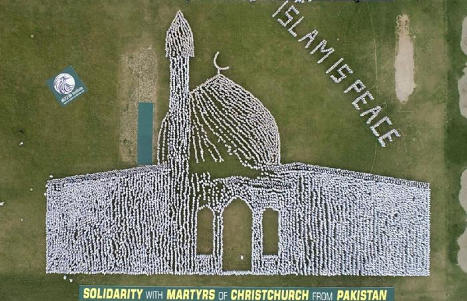 ކްރައިސްޗާޗުގެ އަލް ނޫރް މިސްކިތް ސިފަވާ ގޮތަށް އެތައް ހާސް ބަޔަކު އެތުރިގެން. --ފޮޓޯ:އޭއެފްޕީ