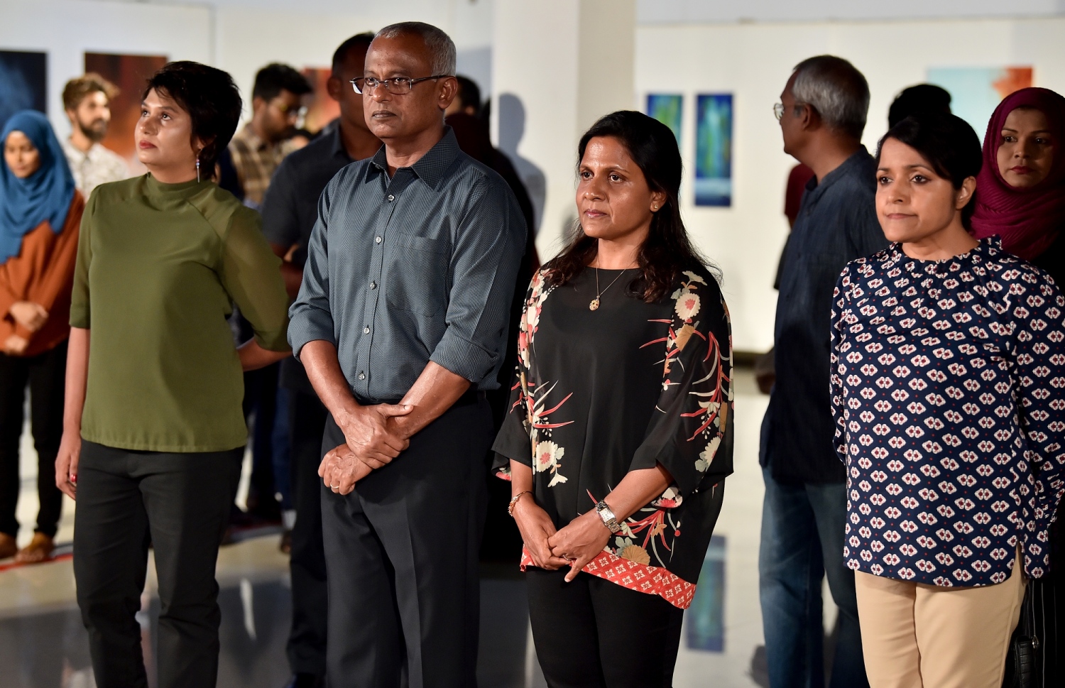 ޒުލެއިހާގެ ކުރެހުންތައް ހިމެނޭ މައުރަޒު ހުޅުވުމަށް ބޭއްވި ރަސްމިއްޔާތުގައި ރައީސް އިބްރާހިމް މުހައްމަދު ސޯލިހާއި އެމަނިކުފާނުގެ އަނބިކަނބަލުން ފަޒްނާ އަހުމަދާއި (ކ-2) ހެރިޓޭޖް މިނިސްޓަރު ޔުމްނާ މައުމޫނާއި ޒުލެއިހާ. --- ފޮޓޯ: ރައީސް އޮފީސް