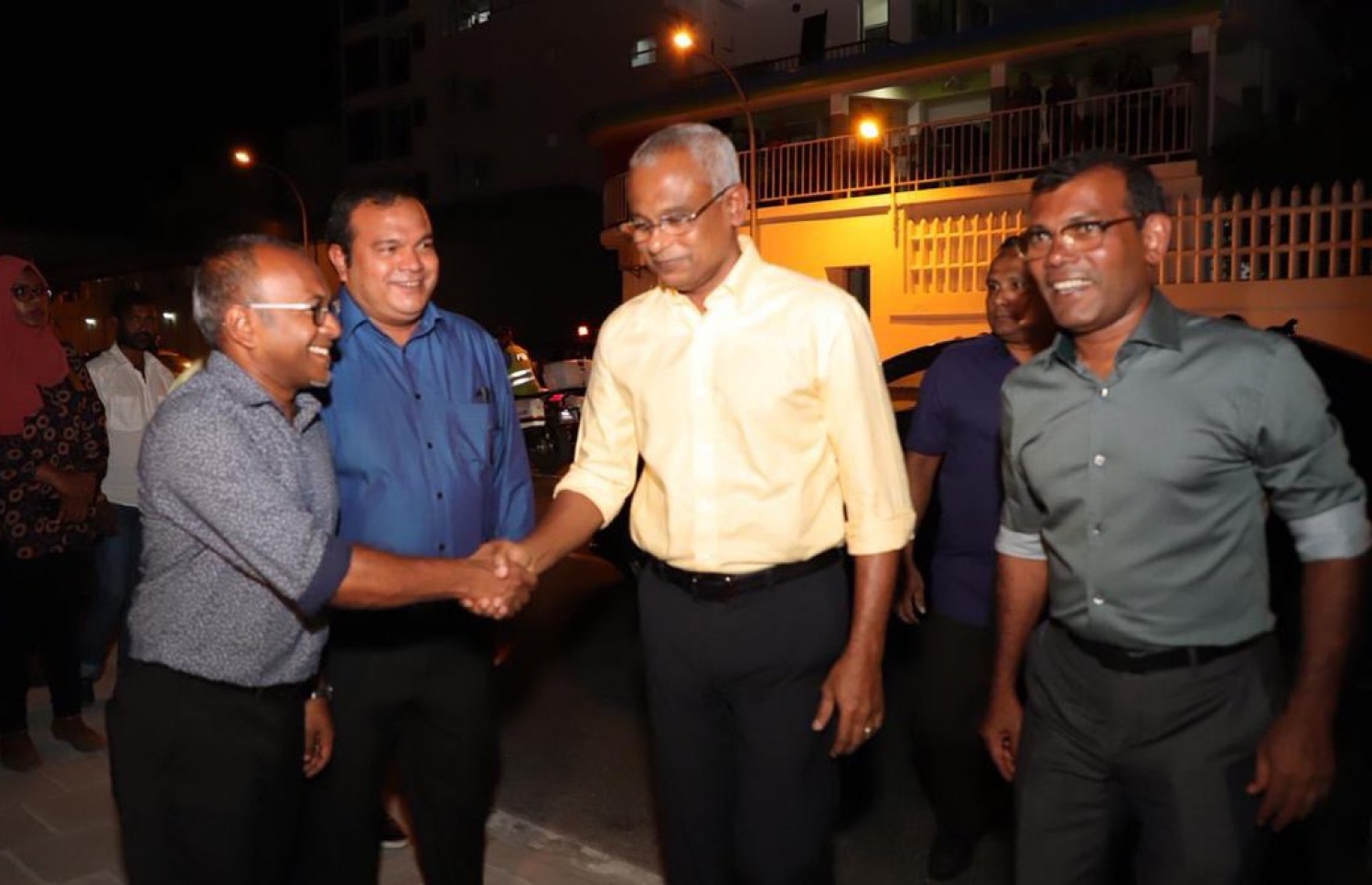 ރައީސް އިބްރާހިމް މުހައްމަދު ސޯލިހް މިރޭ، އެމްޑީޕީގެ ޗެއާޕާސަން ހަސަން ލަތީފްއާ ސަލާމް ކުރައްވަނީ. --- ފޮޓޯ: އެމްޑީޕީ