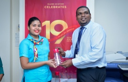 Island Aviation Services (IAS) presents reusable water bottles to staff as the company commences a ban on single-use plastics on its 19th anniversary. PHOTO: NISHAN ALI/MIHAARU