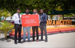 BML official awarding the token of achievement to the winners. PHOTO: BANK OF MALDIVES (BML).