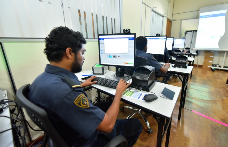 އިމިގްރޭޝަންގެ ވެރިއަކު އަދިވެސް ސަސްޕެންޝަންގައި