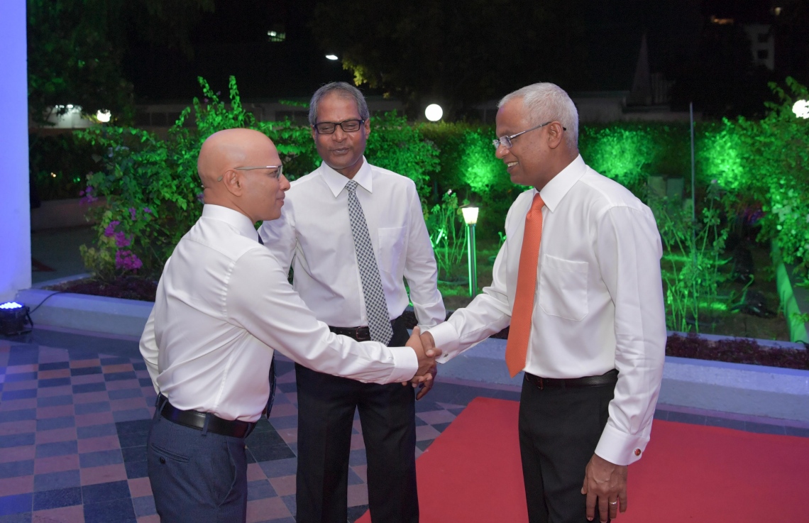 މާލެ: އޭޕްރިލް 14، 2019: ދިރާގު ފައިބާ ބްރޯޑުބޭންޑުގެ ހިދުމަތް ރާއްޖޭގެ 75 ޕަސެންޓް ސަރަހައްދަށް ދިނުން ފާހަގަކުރުމަށް ދަރުބާރުގޭގައި ބޭއްވި ރަސްމިއްޔާތެއްގައި ރައީސް އިބްރާހިމް މުހައްމަދު ސޯލިހް ބައިވެރިވެ ވަޑައިގަތުމަށް ވަޑައިގަތުމުން، އެތަނުގެ ސީއީއޯ އިސްމާއިލް ރަޝީދު އެމަނިކުފާނަށް މަރުހަބާ ދަންނަވަނީ.-- ފޮޓޯ: ރައީސް އޮފީސް