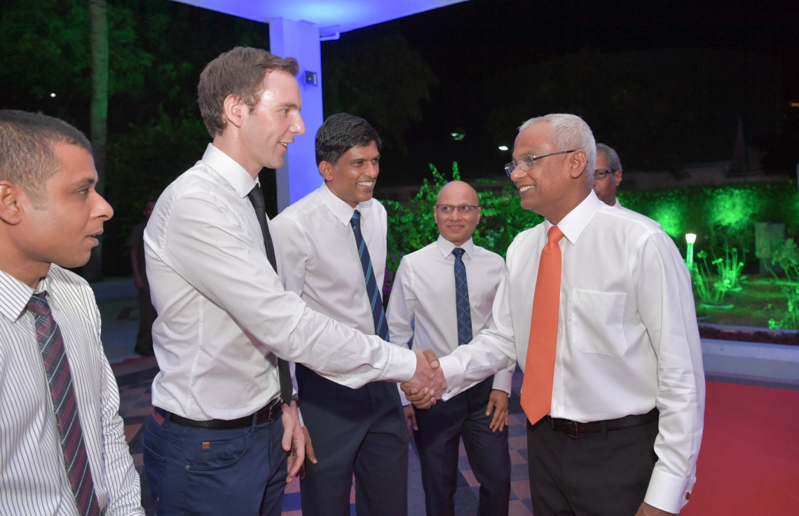 މާލެ: އޭޕްރިލް 14، 2019: ދިރާގު ފައިބާ ބްރޯޑުބޭންޑުގެ ހިދުމަތް ރާއްޖޭގެ 75 ޕަސެންޓް ސަރަހައްދަށް ދިނުން ފާހަގަކުރުމަށް ދަރުބާރުގޭގައި ބޭއްވި ރަސްމިއްޔާތެއްގައި ރައީސް އިބްރާހިމް މުހައްމަދު ސޯލިހް ބައިވެރިވެ ވަޑައިގަތުމުން އެމަނިކުފާނަށް މަރުހަބާ ދަންނަވަނީ.-- ފޮޓޯ: ރައީސް އޮފީސް