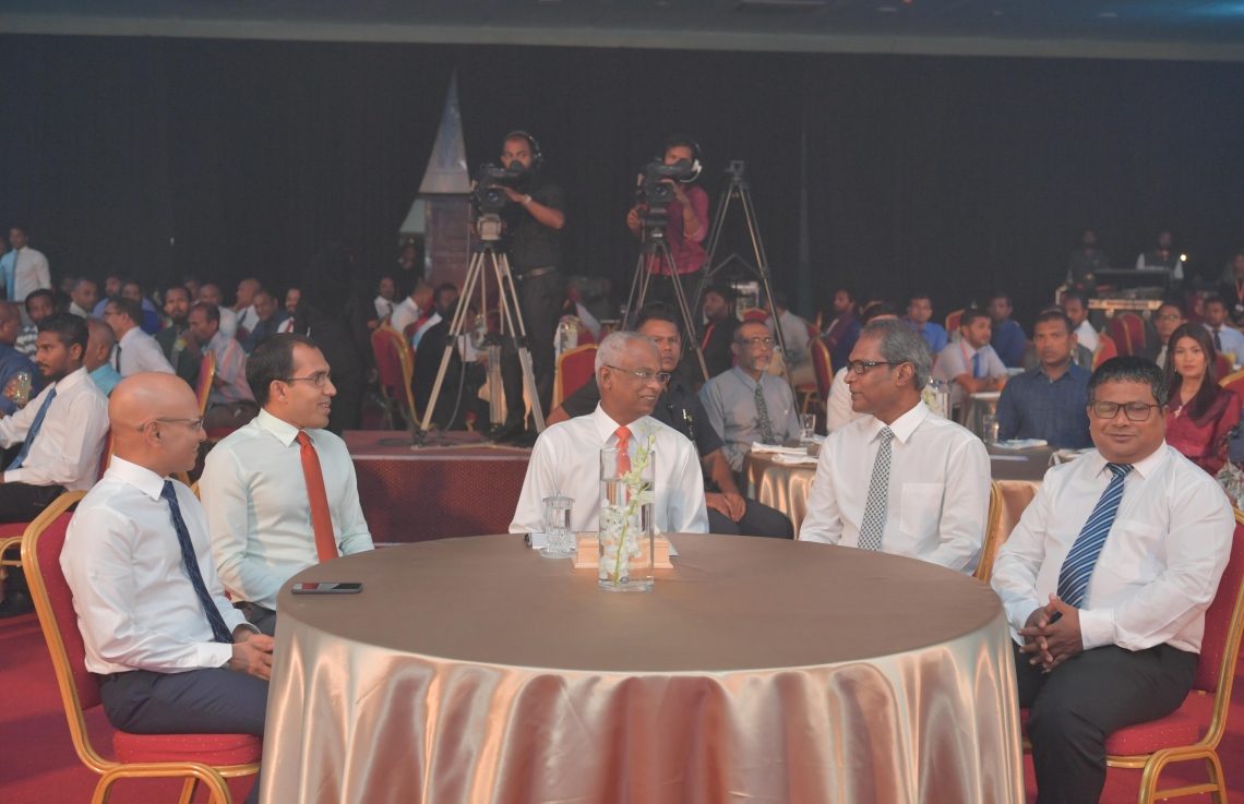 މާލެ: އޭޕްރިލް 14، 2019: ދިރާގު ފައިބާ ބްރޯޑުބޭންޑުގެ ހިދުމަތް ރާއްޖޭގެ 75 ޕަސެންޓް ސަރަހައްދަށް ދިނުން ފާހަގަކުރުމަށް ދަރުބާރުގޭގައި ބޭއްވި ރަސްމިއްޔާތެއްގައި ރައީސް އިބްރާހިމް މުހައްމަދު ސޯލިހް ބައިވެރިވެ ވަޑައިގަންނަވަނީ.-- ފޮޓޯ: ރައީސް އޮފީސް