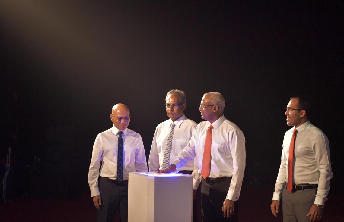 މާލެ: އޭޕްރިލް 14، 2019: ދިރާގު ފައިބާ ބްރޯޑުބޭންޑުގެ ހިދުމަތް ރާއްޖޭގެ 75 ޕަސެންޓް ސަރަހައްދަށް ދިނުން ފާހަގަކުރުމަށް ދަރުބާރުގޭގައި ބޭއްވި ރަސްމިއްޔާތެއްގައި ރައީސް އިބްރާހިމް މުހައްމަދު ސޯލިހް ބައިވެރިވެ ވަޑައިގަންނަވަނީ.-- ފޮޓޯ: ރައީސް އޮފީސް