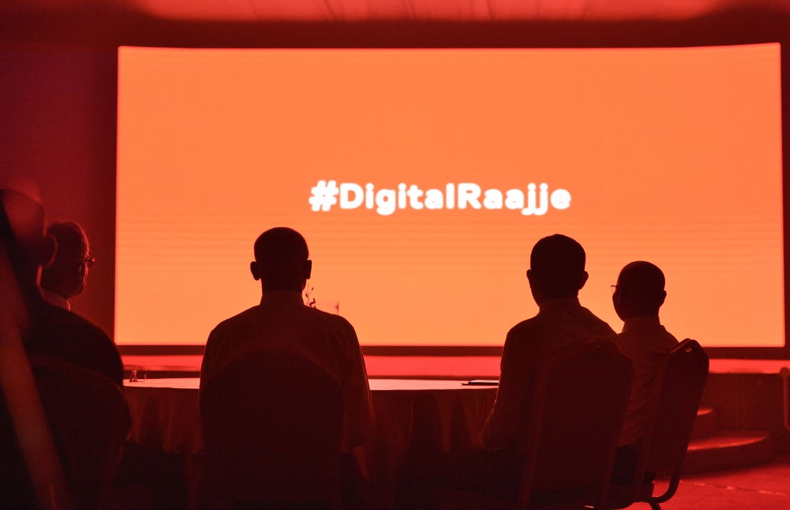 މާލެ: އޭޕްރިލް 14، 2019: ދިރާގު ފައިބާ ބްރޯޑުބޭންޑުގެ ހިދުމަތް ރާއްޖޭގެ 75 ޕަސެންޓް ސަރަހައްދަށް ދިނުން ފާހަގަކުރުމަށް ދަރުބާރުގޭގައި ބޭއްވި ރަސްމިއްޔާތެއްގައި ރައީސް އިބްރާހިމް މުހައްމަދު ސޯލިހް ބައިވެރިވެ ވަޑައިގަންނަވަނީ.-- ފޮޓޯ: ރައީސް އޮފީސް