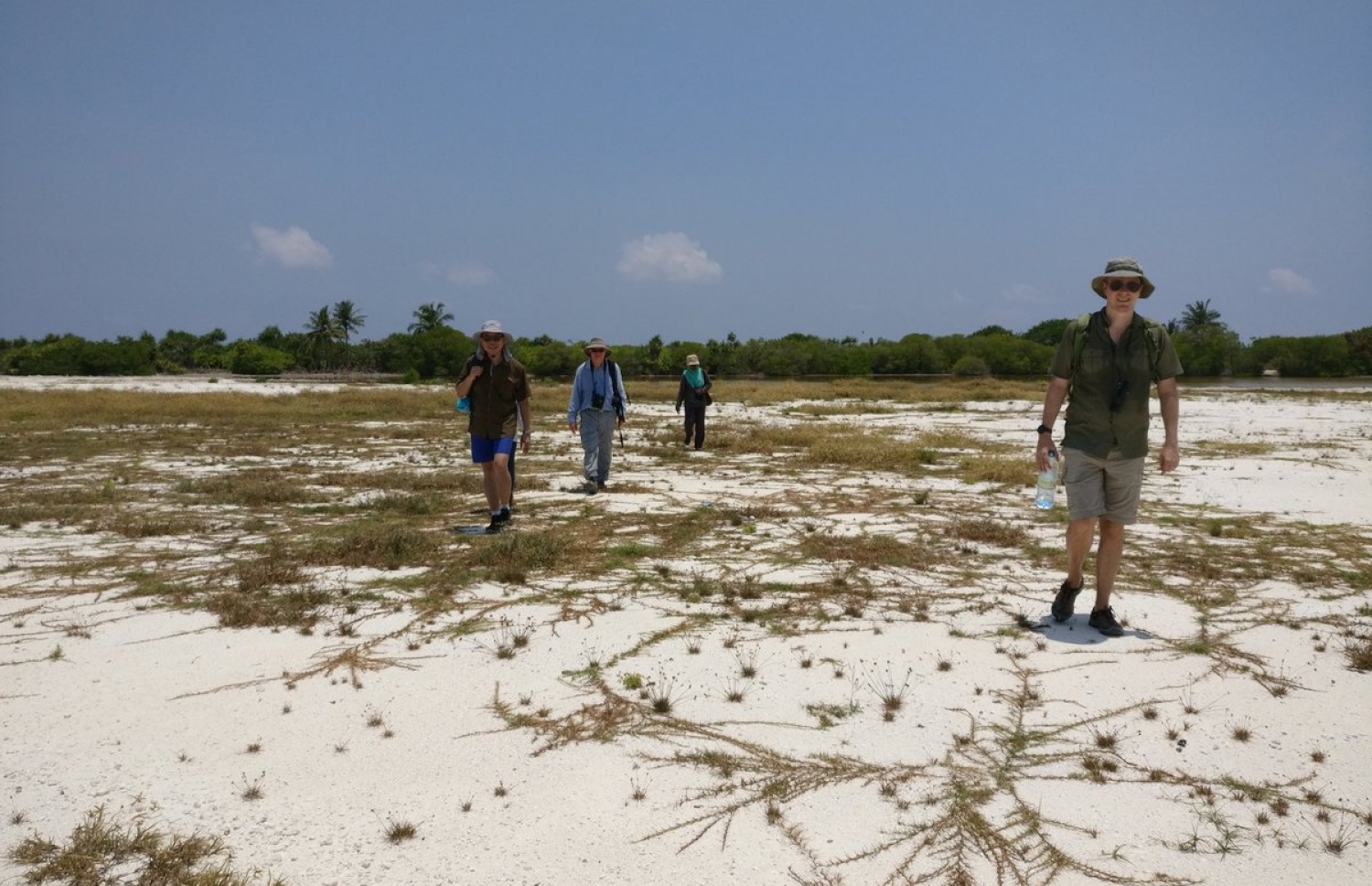 ކުޅުދުއްފުށީ ކުޅީގެ ތަހުލީލުތައް ކުރި ޓީމުން ތަން ބަލަނީ -- ފޮޓޯ: ސޭވް މޯލްޑިވްސް