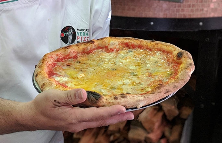 އެންމެ ޕިއްޒާއަކުން 154 ޗީޒެއްގެ ރަހަ