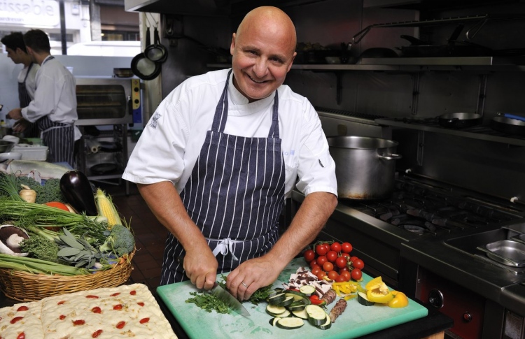 އަލްޑޯ މަސައްކަތުގައި.