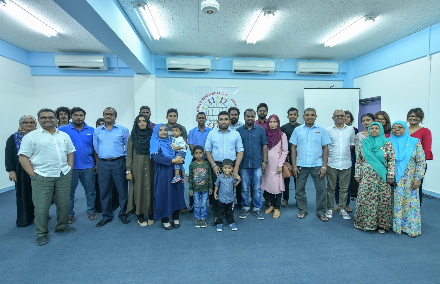 ދުނިޔޭގެ ހިމޮފީލިއާ ދުވަސް ފާހަގަކުރަން ބޭއްވި ބައްދަލުވުމުގައި ބައިވެރިވި ބައެއް މީހުން -- ފޮޓޯ: ނިޝާން އަލީ/ މިހާރު