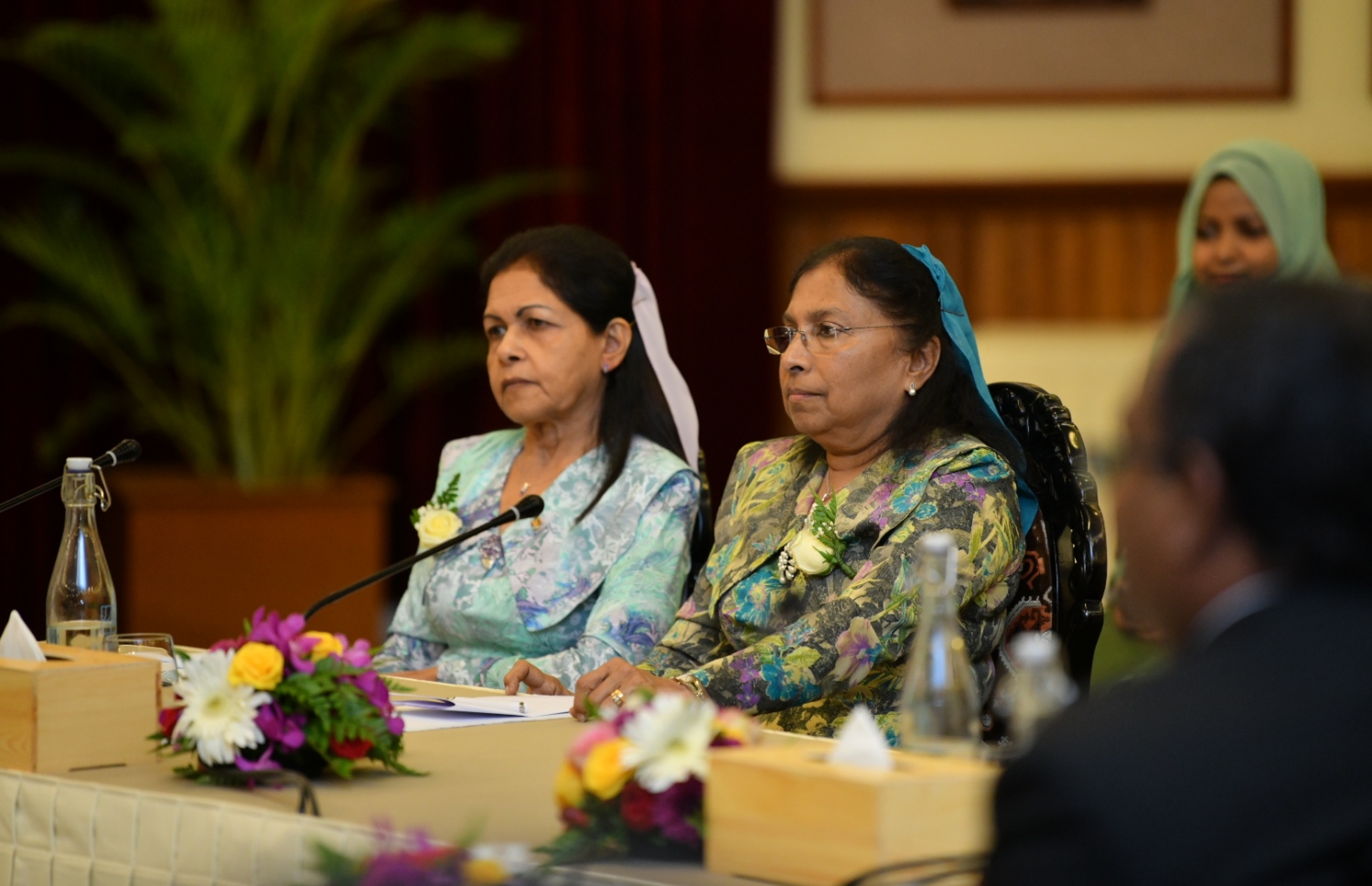 މިއަދު ބޭއްވި ސަމިޓުގައި ކުރީގެ މިނިސްޓަރު އައިމިނަތު ޖަމީލާއި އަނީސާ އަހުމަދު ބައިވެރިވެ ވަޑައިގެން-- ފޮޓޯ: ހުސައިން ވަހީދު/މިހާރު