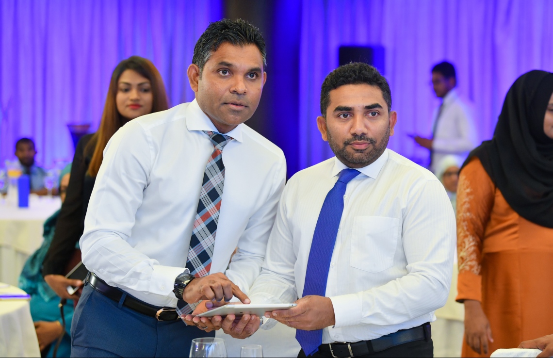 މާލެ: އޭޕްރީލް 18، 2019- މަގުމަތީގެ ރައްކާތެރިކަމާ ގުޅޭ އެކްޝަން ޕްލޭން ނައިބު ރައީސް ފައިސަލް ނަސީމް އިފުތިތާހު ކޮށްދެއްވާއިރު އަރިހުގައި ހެލްތު މިނިސްޓަރު އަބްދުﷲ އަމީން.---ފޮޓޯ: ހުސައިން ވަހީދު/މިހާރު