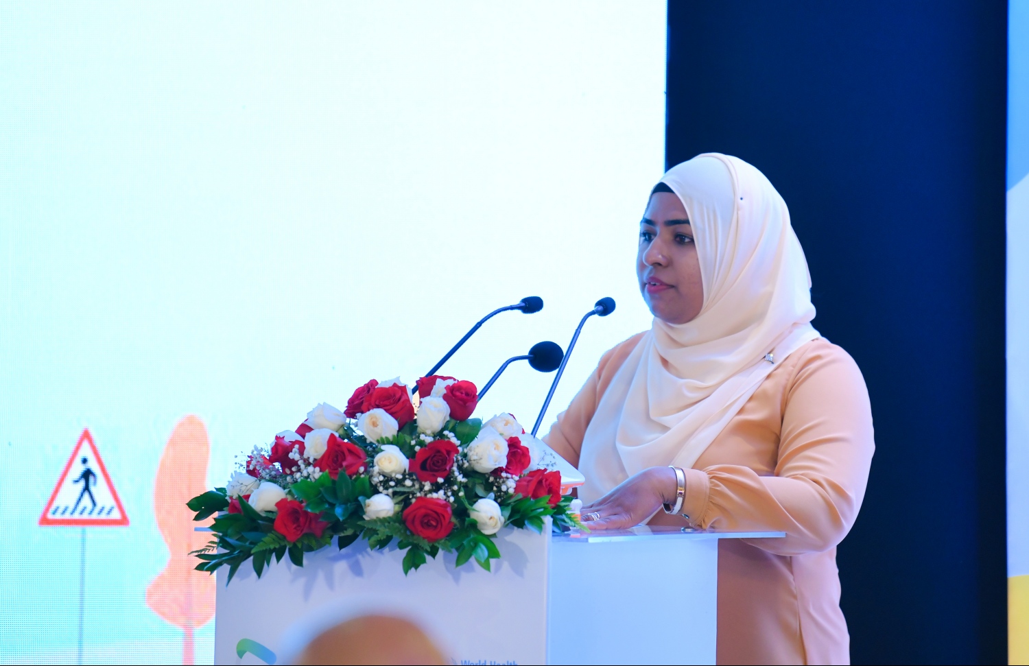 ޑަބްލިޔުއެޗްއޯގެ ނެޝަނަލް ޕްރޮފެޝަނަލް އޮފިސަރު ފާތިމަތު ހުދާ، މަގުމަތީ ސަލާމަތްތެރިކަމުގެ ހައި ލެވަލް އެޑްވޮކަސީ ފޯރަމްގައި މިރޭ ވާހަކަދައްކަވަނީ.--- ފޮޓޯ: ހުސައިން ވަހީދު/މިހާރު