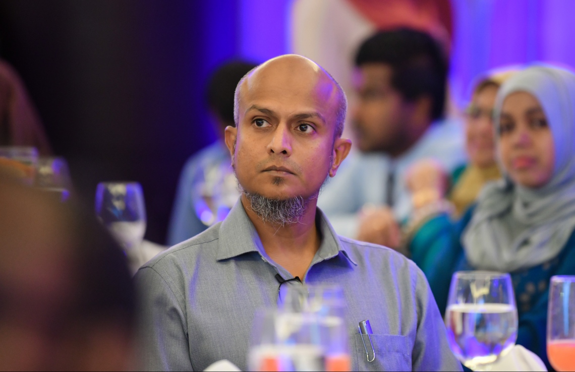 މާލެ: އޭޕްރީލް 18، 2019- މަގުމަތީގެ ރައްކާތެރިކަމާ ގުޅޭ އެކްޝަން ޕްލޭން އިފްތިތާހުކުރުމަށް ހޮޓެލް ޖެންގައި ބޭއްވި ރަސްމިއްޔާތުގައި، ކަށީގެ މަޝްހޫރު ޑރ. ޝާން ބައިވެރިވެވަޑައިގަންނަވަނީ.---ފޮޓޯ: ހުސައިން ވަހީދު/މިހާރު