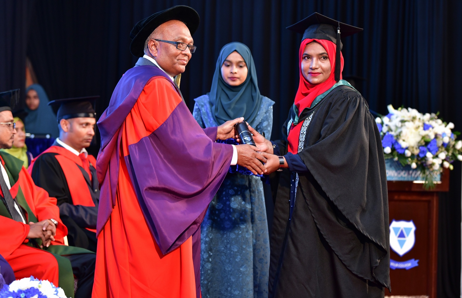 ވިލާ ކޮލެޖުން މިއަދު ދަސްވެނިވި ދަރިވަރަކަށް، އެ ކޮލެޖުގެ ރެކްޓާ ޑރ. އަންވަރު ސެޓްފިކެޓް ހަވާލުކޮށްދެއްވަނީ.-- ފޮޓޯ: ނިޝާން އަލީ/ މިހާރު