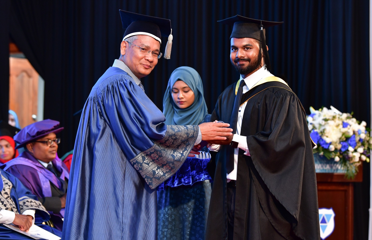 ވިލާ ކޮލެޖުގައި ގެންދިޔަ މެލޭޝިޔާގެ އޯޕަން ޔުނިވާސިޓީން ދަސްވެނިވި ދަރިވަރަކަށް، އެ ޔުނިވާސިޓީގެ ވައިސް ޗާންސެލާ ޕްރޮފެސާ ދާތޯ މަންސޫރު ސެޓްފިކެޓް ހަވާލުކޮށްދެއްވަނީ-- ފޮޓޯ: ނިޝާން އަލީ/ މިހާރު