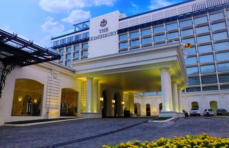 ކިންގްސްބަރީގައި ބޮން ގޮއްވާލި އިރު ދެ ދިވެހިން ތިބި!