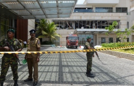 Sri Lankan security personnel stand guard at the cordoned off entrance to the luxury Shangri-La Hotel in Colombo on April 21, 2019 following an explosion. - At least 42 people were killed April 21 in a string of blasts at hotels and churches in Sri Lanka as worshippers attended Easter services, a police official told AFP. (Photo by ISHARA S. KODIKARA / AFP)