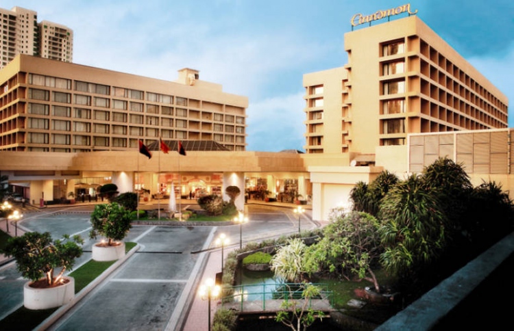 ސިނަމަން ހޮޓަލުގައި ބޮންގޮއްވީ ބުފޭގެ ކިޔޫގައި ހުރެފައި