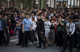 Employees are seen at an open area in Manila, after an earthquake rocked the Philippines on April 22, 2019. - A powerful earthquake rocked the Philippines, sending thousands of people fleeing high-rises in Manila as buildings shook. Office workers piled out onto the streets as emergency alarms blared, AFP reporters saw, but there were no immediate reports of injuries or damage. (Photo by Noel CELIS / AFP)