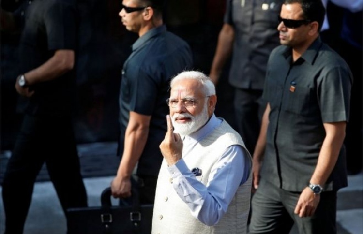 ވޯޓުލެއްވުމުގެ ކުރިން މޯދީ މަންމަގެ އަރިހަށް