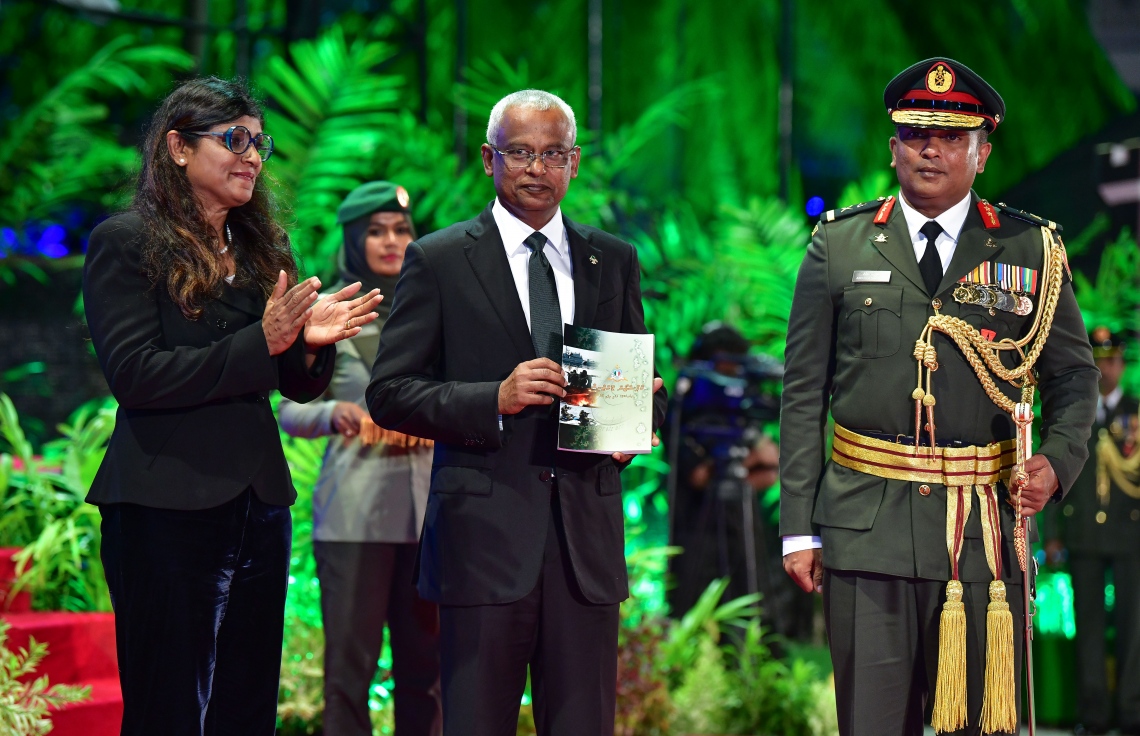 މާލެ: އޭޕްރިލް 23، 2019: ސިފައިންގެ 127 ވަނަ އަހަރީ ދުވަހުގެ މުނާސަބަތުގައި ބޭއްވި ރަސްމިއްޔާތުގައި ޗީފް އޮފް ޑިފެންސް ފޯސް އަބްދުﷲ ޝަމާލް (ކ)، ރައީސް އިބްރާހިމް މުހައްމަދު ސޯލިހް (މ) އަދި ޑިފެންސް މިނިސްޓަރު މާރިޔާ އަހުމަދު ދީދީ (ވ) ބައިވެރިވެ ވަޑައިގަންނަވަނީ-- ފޮޓޯތައް: ނިޝާން އަލީ /މިހާރު