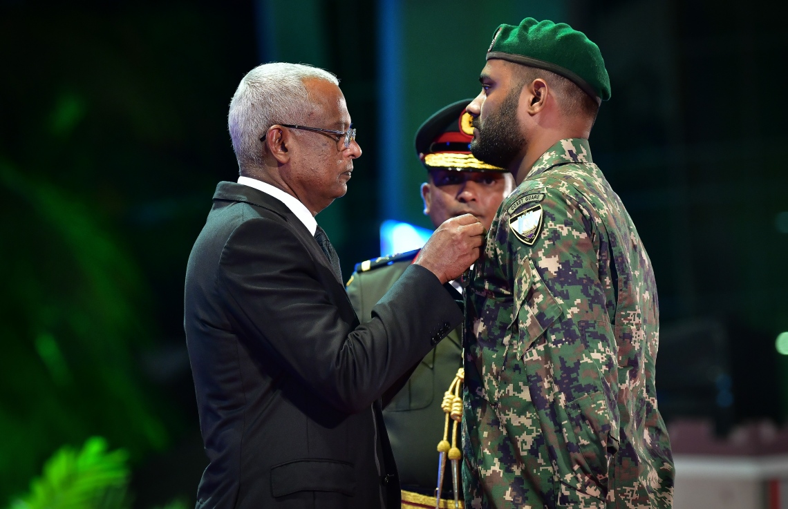 މާލެ: އޭޕްރިލް 23، 2019: ސިފައިންގެ 127 ވަނަ އަހަރީ ދުވަހުގެ މުނާސަބަތުގައި ބޭއްވި ރަސްމިއްޔާތުގައި ސިފައިންގެ ޔުނިޓުގެ އިސްވެރިއަކަށް ރައީސް އިބްރާހިމް މުހައްމަދު ސޯލިހް މެޑަލްއެއް ހަވާލު ކުރައްވަނީ-- ފޮޓޯތައް: ނިޝާން އަލީ /މިހާރު