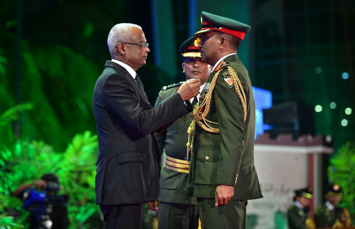 މާލެ: އޭޕްރިލް 23، 2019: ސިފައިންގެ 127 ވަނަ އަހަރީ ދުވަހުގެ މުނާސަބަތުގައި ބޭއްވި ރަސްމިއްޔާތުގައި ސިފައިންގެ ޔުނިޓުގެ އިސްވެރިއަކަށް ރައީސް އިބްރާހިމް މުހައްމަދު ސޯލިހް މެޑަލްއެއް ހަވާލު ކުރައްވަނީ-- ފޮޓޯތައް: ނިޝާން އަލީ /މިހާރު