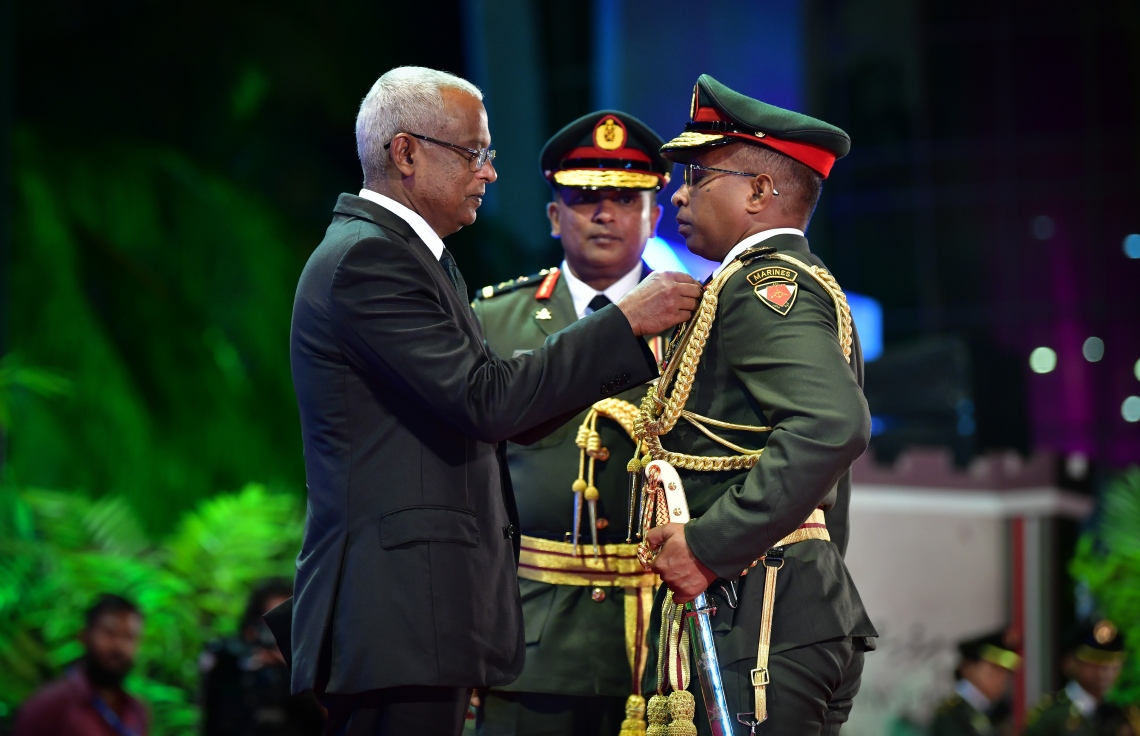 މާލެ: އޭޕްރިލް 23، 2019: ސިފައިންގެ 127 ވަނަ އަހަރީ ދުވަހުގެ މުނާސަބަތުގައި ބޭއްވި ރަސްމިއްޔާތުގައި ސިފައިންގެ އިސްވެރިއަކަށް ރައީސް އިބްރާހިމް މުހައްމަދު ސޯލިހް މެޑަލްއެއް ހަވާލު ކުރައްވަނީ-- ފޮޓޯތައް: ނިޝާން އަލީ /މިހާރު