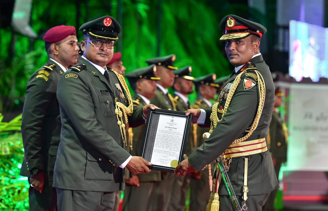 މާލެ: އޭޕްރިލް 23، 2019: ސިފައިންގެ 127 ވަނަ އަހަރީ ދުވަހުގެ މުނާސަބަތުގައި ބޭއްވި ރަސްމިއްޔާތުގައި ސިފައިންގެ އެކި ޔުނިޓުތަކުގެ ވެރިންނަށް ލިޔުމެއް ހަވާލު ކުރައްވަނީ-- ފޮޓޯތައް: ނިޝާން އަލީ /މިހާރު