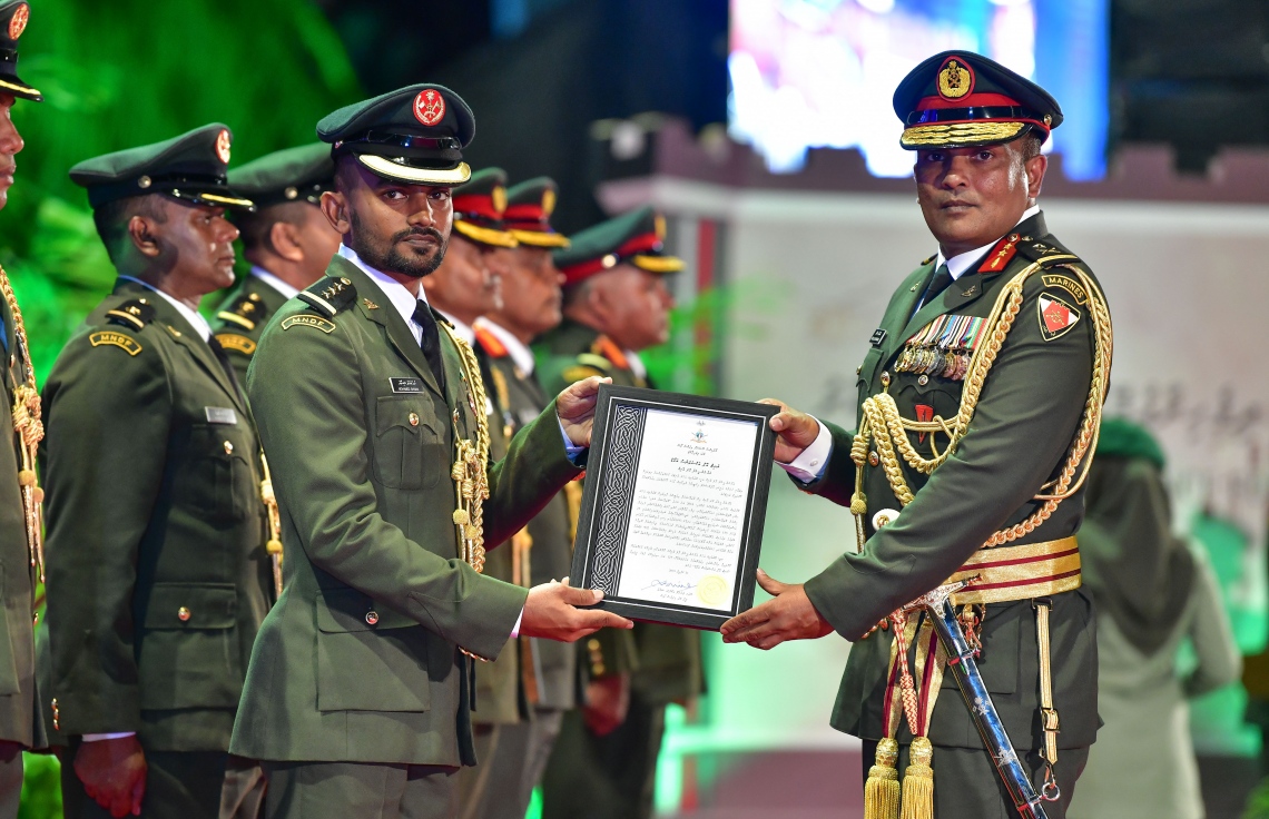 މާލެ: އޭޕްރިލް 23، 2019: ސިފައިންގެ 127 ވަނަ އަހަރީ ދުވަހުގެ މުނާސަބަތުގައި ބޭއްވި ރަސްމިއްޔާތުގައި ސިފައިންގެ އެކި ޔުނިޓުތަކުގެ ވެރިންނަށް ލިޔުމެއް ހަވާލު ކުރައްވަނީ-- ފޮޓޯތައް: ނިޝާން އަލީ /މިހާރު