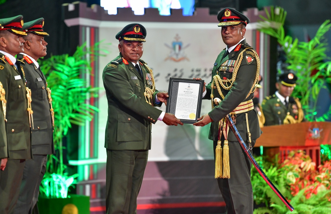 މާލެ: އޭޕްރިލް 23، 2019: ސިފައިންގެ 127 ވަނަ އަހަރީ ދުވަހުގެ މުނާސަބަތުގައި ބޭއްވި ރަސްމިއްޔާތުގައި ސިފައިންގެ އެކި ޔުނިޓުތަކުގެ ވެރިންނަށް ލިޔުމެއް ހަވާލު ކުރައްވަނީ-- ފޮޓޯތައް: ނިޝާން އަލީ /މިހާރު