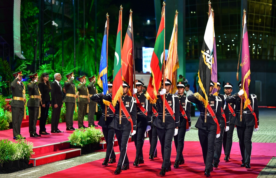 މާލެ: އޭޕްރިލް 23، 2019: ސިފައިންގެ 127 ވަނަ އަހަރީ ދުވަހުގެ މުނާސަބަތުގައި ބޭއްވި ރަސްމިއްޔާތުގައި ސިފައިންގެ އެކި ޔުނިޓުތަކުގެ ދިދަތައް ސިފައިން އުފުލަނީ.-- ފޮޓޯތައް: ނިޝާން އަލީ /މިހާރު