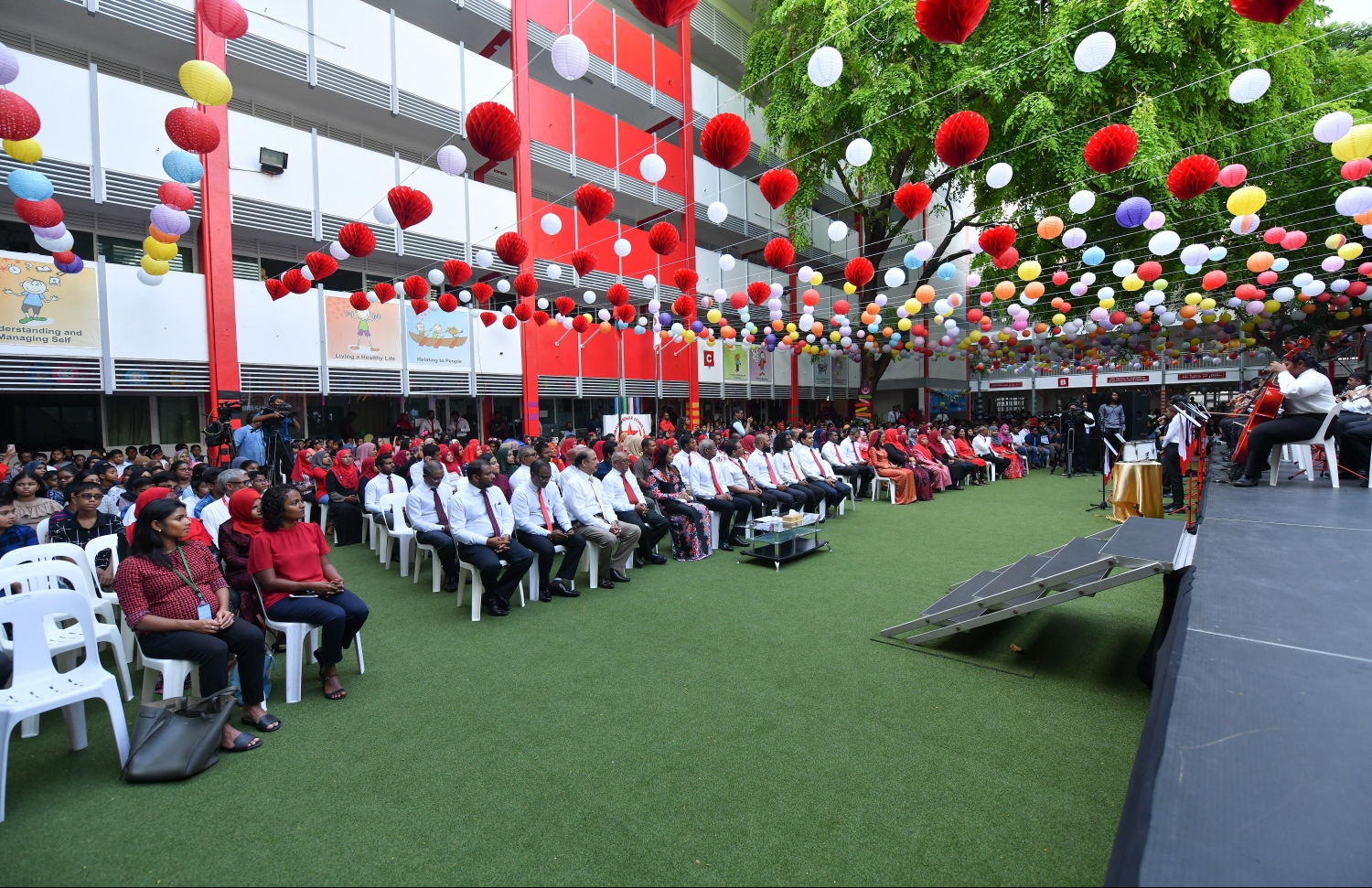 އިސްކަންދަރަށް 58 އަހަރުފުރުމާ ދިމާކޮށް އެ ސްކޫލުގައި މިއަދު ބޭއްވި ރަސްމިއްޔާތުގައި ބައިވެރިވެވަޑައިގެންނެވި ބައެއް ބޭފުޅުން.-- ފޮޓޯ: ހުސެއިން ވަހީދު/ މިހާރު