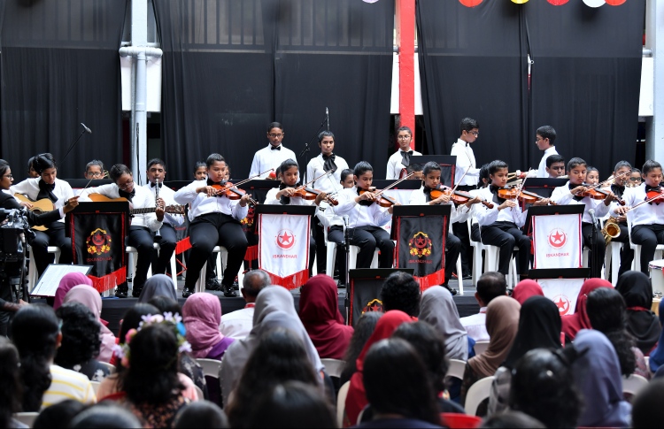 އިސްކަންދަރަށް އޮކެސްޓްރާ ބޭންޑާއި އީ-ލައިބްރަރީއެއް