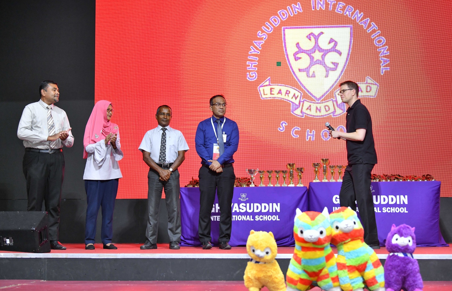 ޣިޔާސުއްދީން އިންޓަނޭޝަނަލް ސްކޫލުގައި މިދިޔަ ބުރާސްފަތި ދުވަހު ބޭއްވި ރީޖަނަލް ރައުންޑުގައި ބައިވެރިވި ސްކޫލުގެ އިސްވެރިން.-- ފޮޓޯ: ނިޝާން އަލީ/ މިހާރު