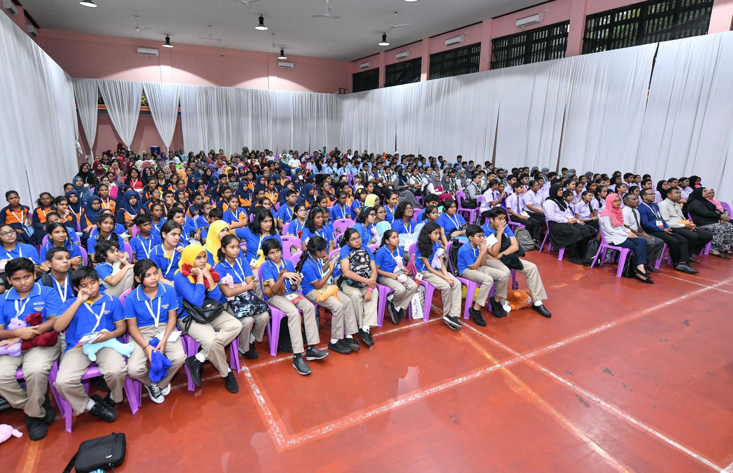 ޣިޔާސުއްދީން ސްކޫލުގެ ހޯލުގައި މިދިޔަ ބުރާސްފަތި ދުވަހު ބޭއްވި ގްލޯބަލް ރައުންޑުގައި ބައިވެރިވި ދަރިވަރުން.-- ފޮޓޯ: ނިޝާން އަލީ/ މިހާރު