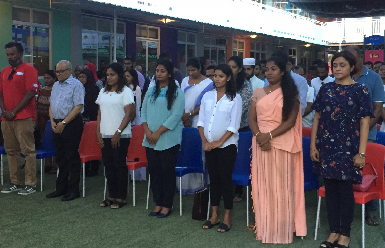 ލަންކާގައި މިދިޔަ އާދިއްތަ ދުވަހު ބޮން ގޮއްވާލުމުން މަރުވި މީހުންގެ ހަނދާނުގައި ރާއްޖޭގައި މިއަދު ބޭއްވި އެއް މިނިޓުގެ ސުކޫތުގެ ތެރެއިންވެރިވަނީ.--- ފޮޓޯ: ލަމްޔާ އަބްދުﷲ/ މިހާރު