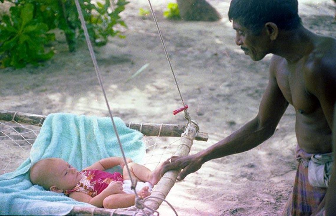 ކުޑަފުޅަދޫ: 1974: ގޭލް ވިހެއުމުން އެރަށަށް ޒިޔާރަތްކުރި މީހަކު ގޭލްގެ ދަރިފުޅު ބާއްވާފައި އޮތް ޖޯލި ހެއްލަނީ .---ފޮޓޯ: ފްރޭންކް