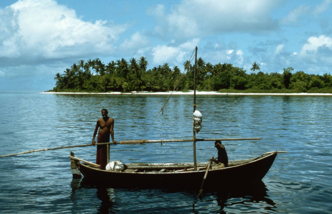 ކުޑަފުޅަދޫ: 1974: ފްރޭންކްގެ އާއިލާއަށް ހަދިޔާ ހިފައިގެން ޒިޔާރަތްކުރި ބަޔަކު ދޯނީގައި ފަޅަށް ވަންނަނީ .---ފޮޓޯ: ފްރޭންކް