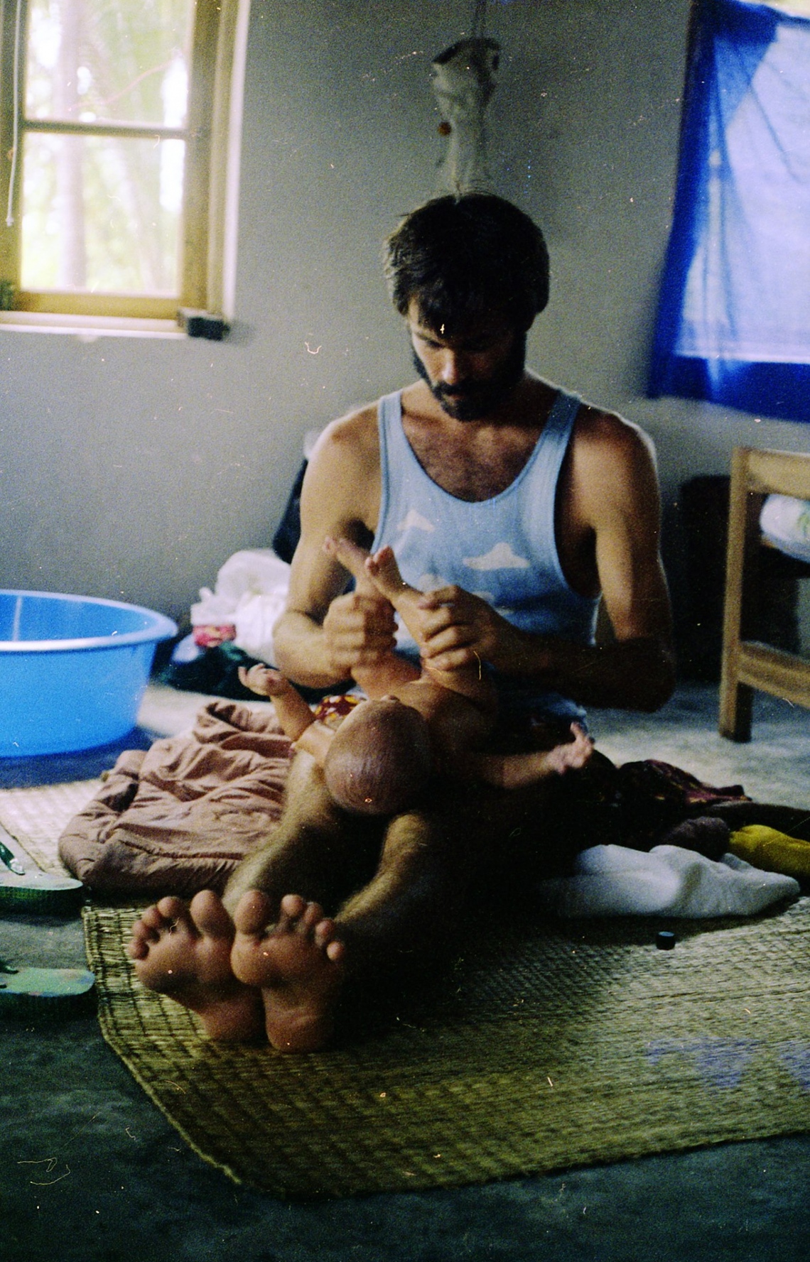 ކުޑަފުޅަދޫ: 1974: ފްރޭންކް އޭނާގެ ދަރިފުޅު ފެންވަރުވަނީ .---ފޮޓޯ: ގޭލް