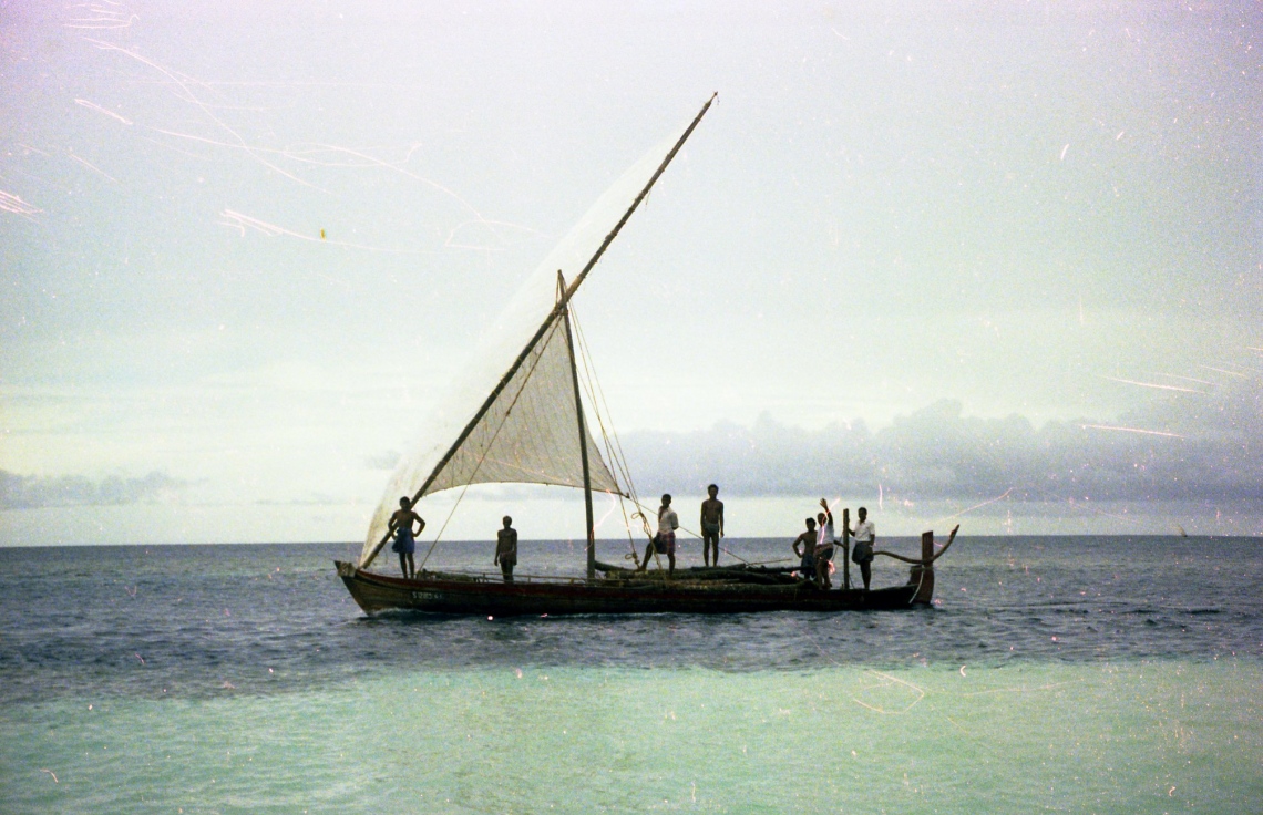 ކުޑަފުޅަދޫ: 1974: ފްރޭންކްގެ އާއިލާއަށް ހަދިޔާ ހިފައިގެން ޒިޔާރަތްކުރި ބަޔަކު ދޯނީގައި ފަޅަށް ވަންނަނީ .---ފޮޓޯ: ފްރޭންކް