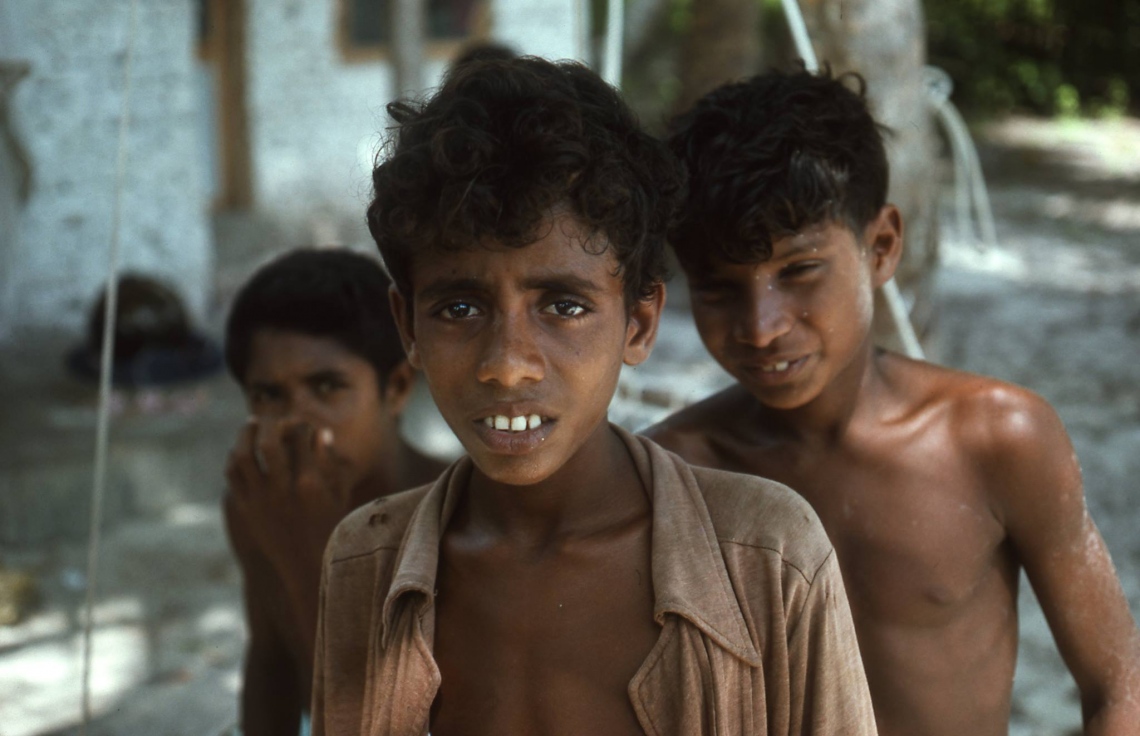 ކުޑަފުޅަދޫ: 1974: ފްރޭންކްގެ އާއިލާއަށް ހަދިޔާ ހިފައިގެން ޒިޔާރަތްކުރި ކުދިންތަކެއް .---ފޮޓޯ: ފްރޭންކް