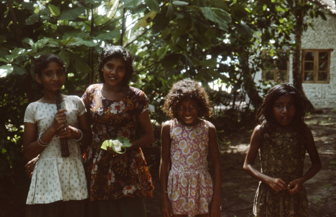 ކުޑަފުޅަދޫ: 1974: ފްރޭންކްގެ އާއިލާއަށް ހަދިޔާ ހިފައިގެން ޒިޔާރަތްކުރި ކުދިންތަކެއް .---ފޮޓޯ: ފްރޭންކް