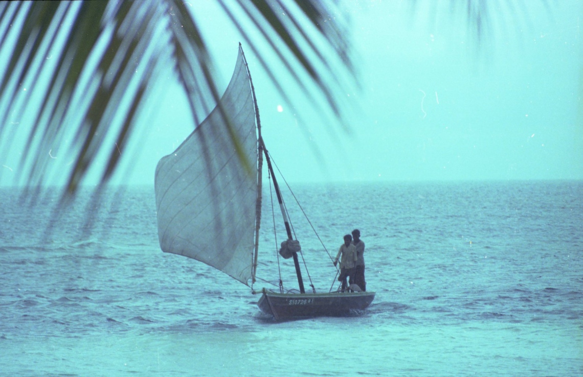 ކުޑަފުޅަދޫ: 1974: ކުޑަފުޅަދޫ ފަޅަށް ރިޔަލު ދޯންޏެއް ވަންނަނީ .---ފޮޓޯ: ފްރޭންކް