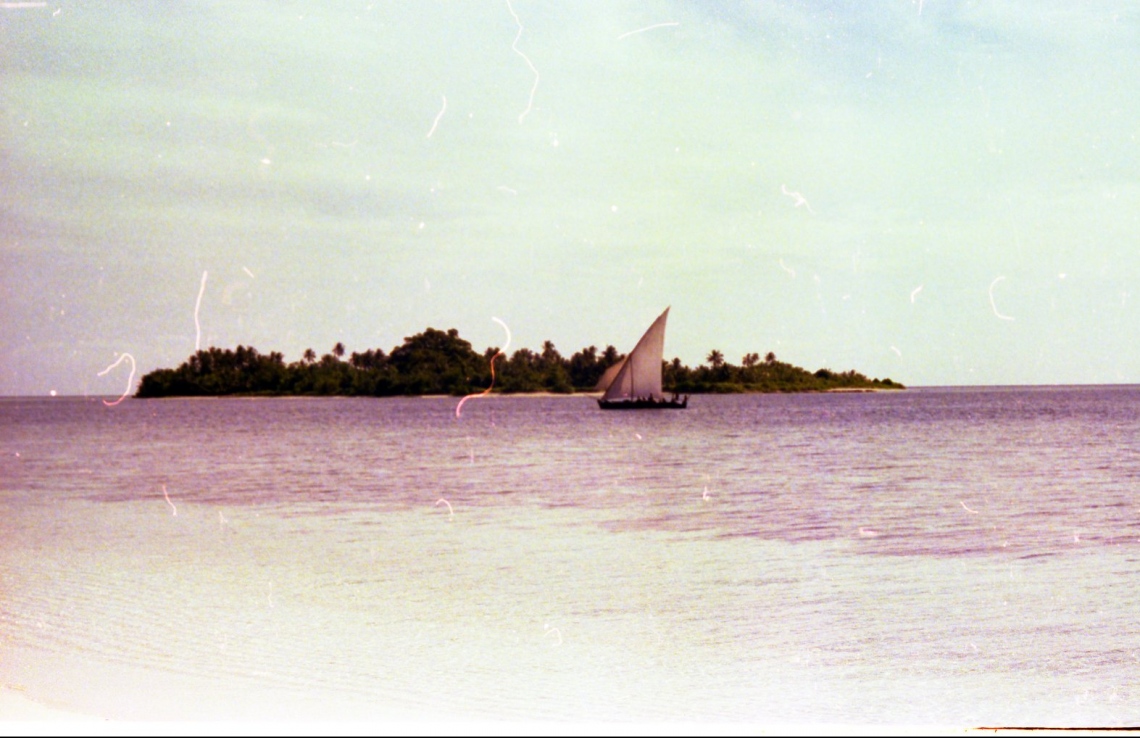 ކުޑަފުޅަދޫ: 1974: ކުޑަފުޅަދޫ ކައިރިން ރިޔަލު ދޯންޏެއް ދުއްވާފައިދަނީ .---ފޮޓޯ: ފްރޭންކް