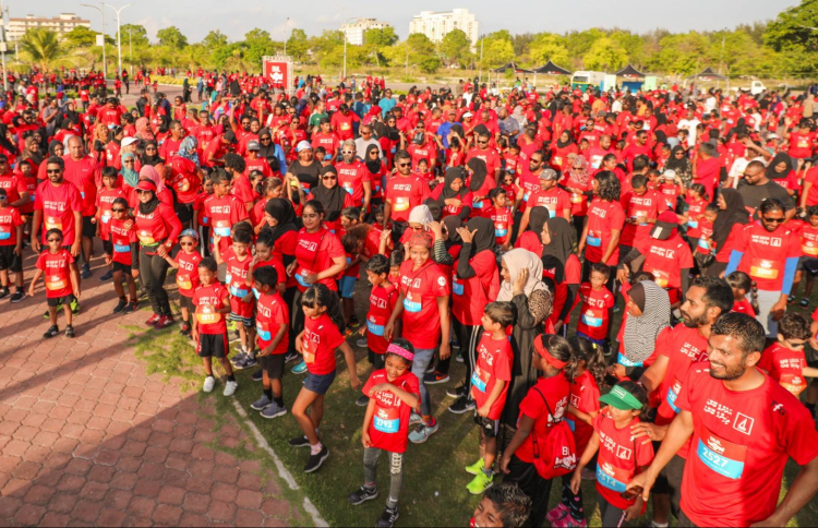 "ބީއެމްއެލް ވާއު ކިޑްސް ރަން"ގެ މެސްކޮޓް ދައްކާލައިފި