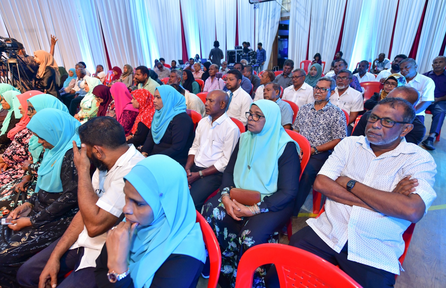 ޕީއެންސީގެ ފުރަތަމަ ކޮންގްރެސް ނިންމުމަށް މިރޭ ބޭއްވި ރަސްމިއްޔާތުގައި ބައިވެރިވި ބައެއް މީހުން.----ފޮޓޯ: ނިޝާން އަލީ/މިހާރު